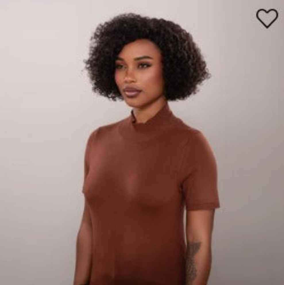Peruca Chanel Curly - Edição limitada, produto exclusivo.
